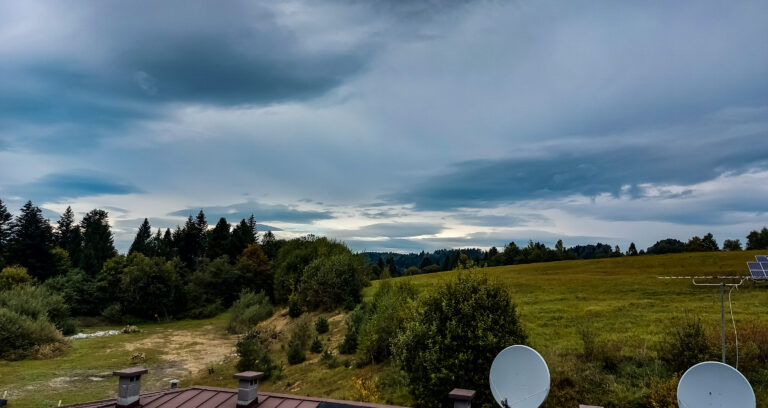 Widok z okna pokoju na Bieszczady