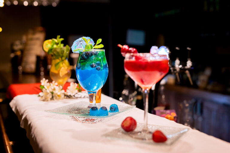 Kolorowe drinki serwowane w barze hotelu Chreptiów