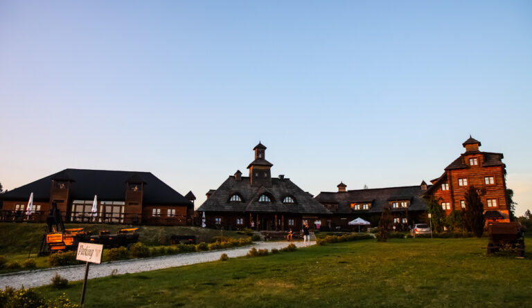 Stanica Kresowa Chreptiów – hotel w Lutowiskach z zewnątrz