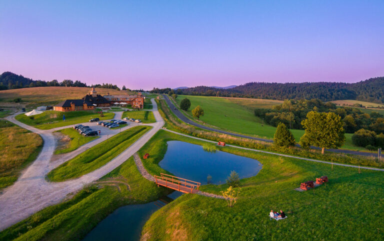Stanica Kresowa Chreptiów z lotu ptaka – panorama Bieszczadów