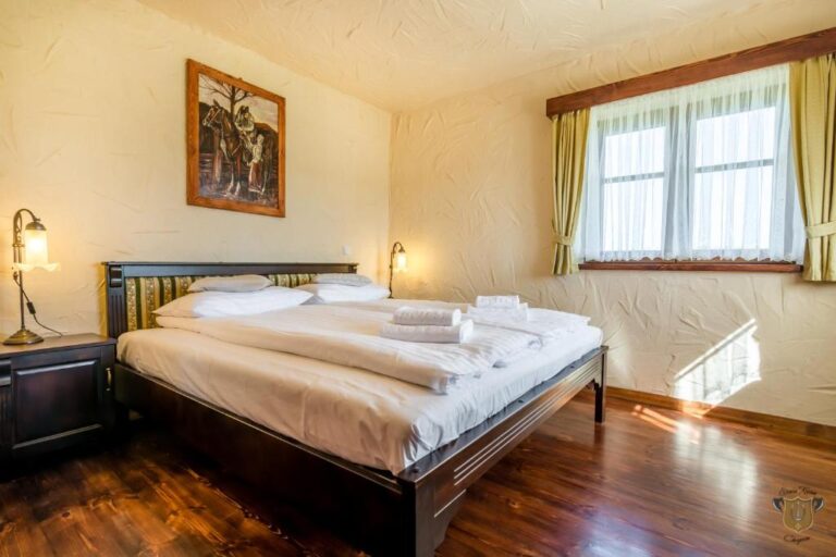 Sypialnia w apartamencie hotelu Chreptiów