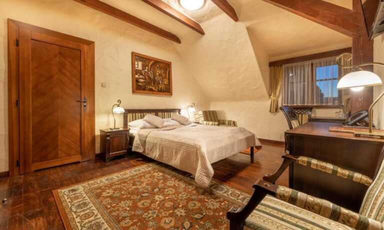 Stylizowany pokój dwuosobowy w hotelu w Lutowiskach