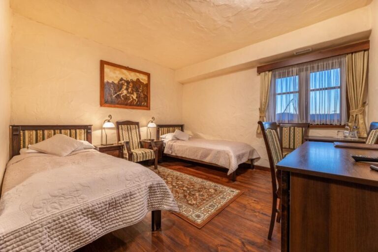 Pokój z dwoma łóżkami w hotelu w Bieszczadach