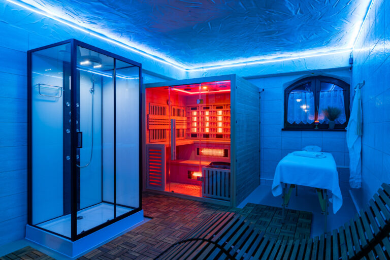 Strefa relaksu z jacuzzi i sauną – hotel Chreptiów