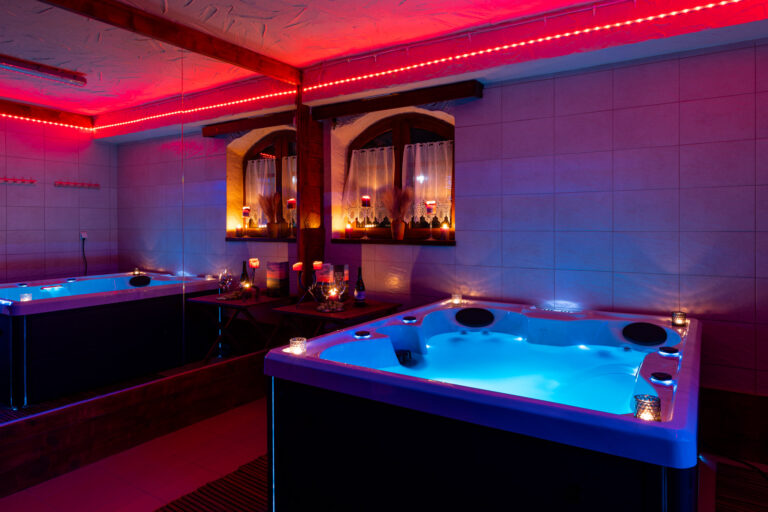 Jacuzzi w strefie relaksu w Bieszczadach