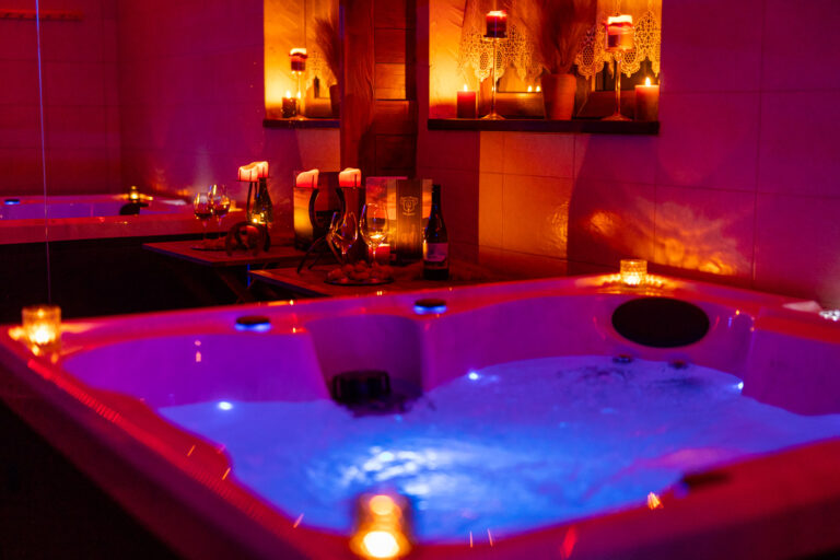 Jacuzzi w strefie relaksu hotelu Stanica Kresowa Chreptiów w Bieszczadach